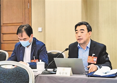 <p>　　全国政协十三届五次会议小组讨论中，全国政协委员马宗保（右）发言。　　　　　　　　　　　　　　　　　　　本报通讯员　邵剑　摄</p>