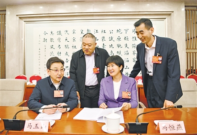 <p>　　全国人大代表马玉山、潘峰、马恒燕、王东新（从左至右）热议政府工作报告。</p>