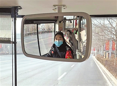 <p>　　吴军一边开车一边从后视镜观察路况。</p>