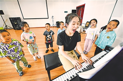 <p>　　　　银川市文化艺术馆声乐教室内不时传来阵阵悠扬的琴声和孩子们稚嫩天真的歌声，孩子们在老师的带领下唱起儿歌。本报记者　马楠　摄</p>