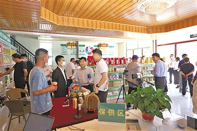 <p>　　便民服务点“身兼多职”。</p>