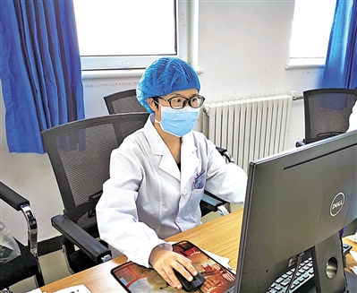 <p>　　正在查看患者病历的林艳霞。</p><p>　　（图片由受访者提供）</p>