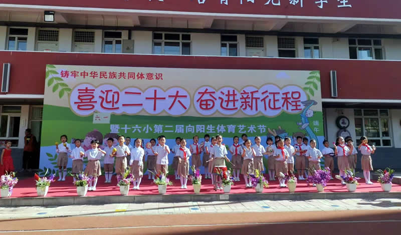 一年级打击乐队表演.jpg