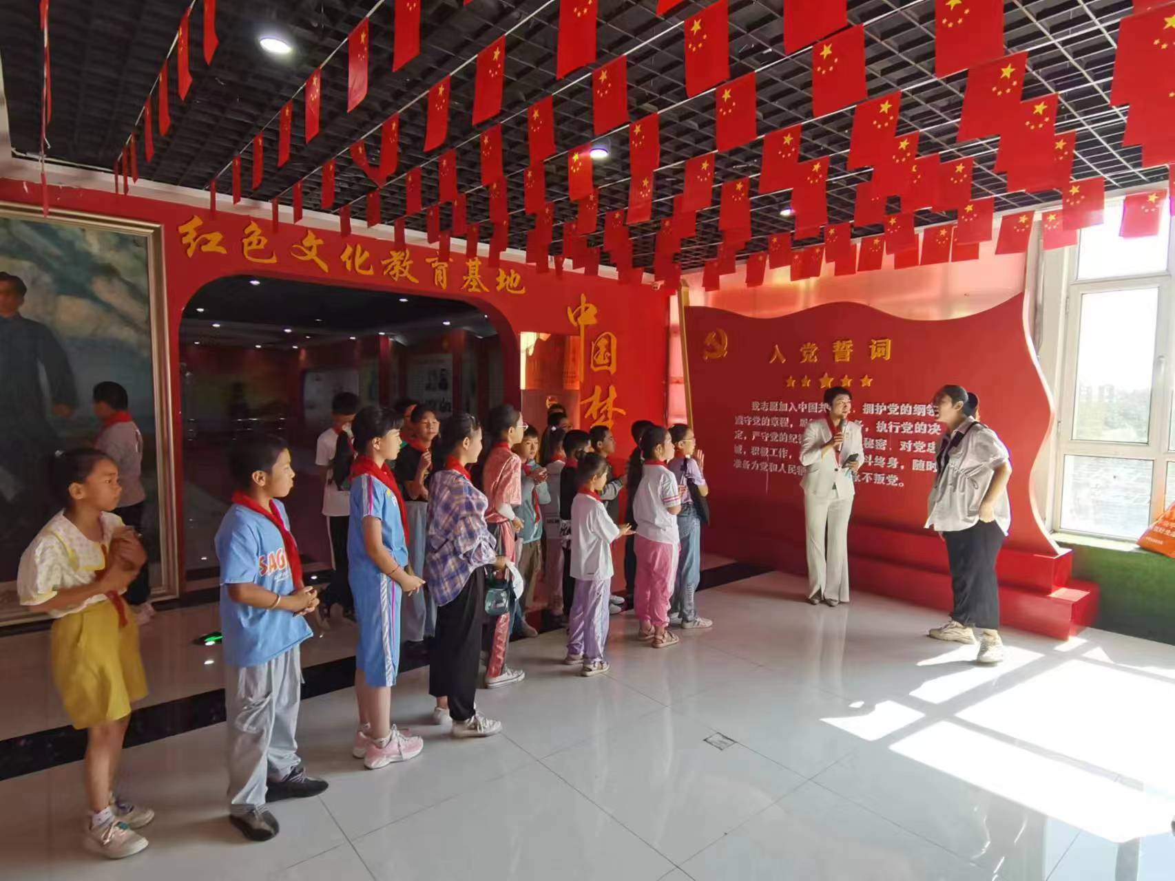 微光志愿服务二队—府地金源社区带领学生在阳光商业广场爱国主义教育基地开展户外亲子拓展活动.jpg