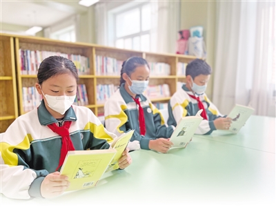 银川市兴庆区回民二小学生的阅读时光。