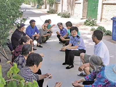 <p>  “第四代”民警进村入户进行普法宣传。(图片均永宁县闽宁派出所提供)</p>