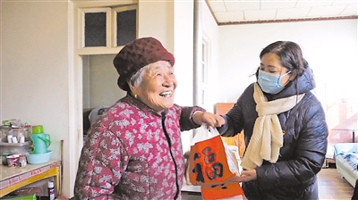 给留守老人送“新春福袋”。