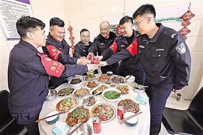     2月9日，银川铁路公安处石嘴山车站派出所值班民警一起吃年夜饭。新华社记者 王鹏 摄