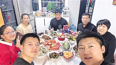     2月9日，彭阳县白阳镇富阳路社区南苑小区，李世杰一家人在吃年夜饭。                                     本报通讯员 李国强 摄
