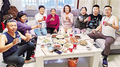     2月9日，石嘴山市惠农区北街街道星火社区，90岁老人白秀兰（左四）一一家四世同堂，共度新春佳节。宁夏日报报业集团全媒体记者 乔新宇 摄