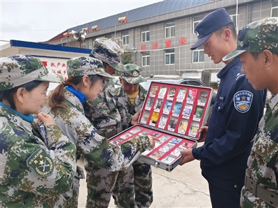 近日，西吉县火石寨乡禁毒办联合乡人武部、派出所在乡政府为近50名基干民兵上了一堂禁毒教育课。工作人员展示了仿真毒品模型，用通俗易懂的语言讲解毒品种类及危害性，告诉大家如何防范抵制毒品。
    本报通讯员 李建华 摄