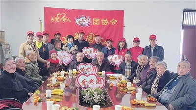 <p>　　爱老团成立仪式上，赵耐香（后排左六）跟大家合影。</p>