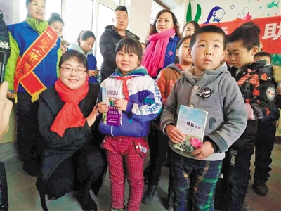<p>　　田方（左下一）给受助小学的学生们带来了书本、衣物等爱心物资。</p><p>　　（图片由本人提供）　　</p>