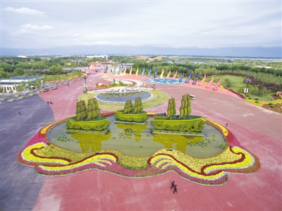 <p>　　景色怡人的银川花博园，已成为宁夏的一张生态名片，吸引本地市民及外地游客观光休闲。　　　　　　　　　　　　　　　　　　　　　　　　　　　　　　　　　　　　　　（图片由银川市绿化一处提供）</p>