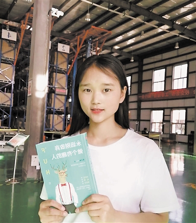 <p>　　赛凤娇在物流职业技能实训中心。</p>