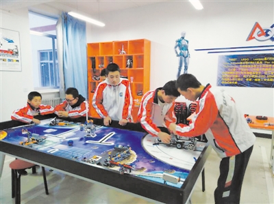 <p>　　隆德二中的学生们在机器人工作坊学习。</p>