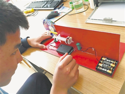 <p>　　中卫市职业技术学校学生丁帆正在调试电磁发动机。</p>