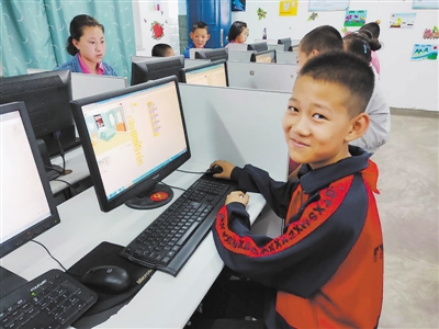 <p>　　贺旭辉在微机课上练习编程。　　　　　　　　　　本报记者　张贺　摄</p>