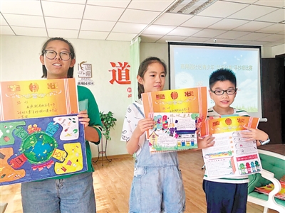 <p>　　8月16日，银川市兴庆区大新镇燕翔园社区举行了一场别开生面的“颁奖典礼”。该社区的小小志愿者用一幅幅亲手绘制的手抄报，向辖区居民普及垃圾分类知识。本报记者　张唯　摄</p>