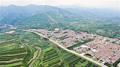 <p>　　乡村似画卷，绿水青山变金山银山。</p>
