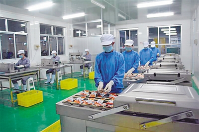 <p>　　宁夏好水川食品有限公司生产车间内，工人对熟食鸡爪包装封口。</p><p>　　（图片由受访者提供）</p>