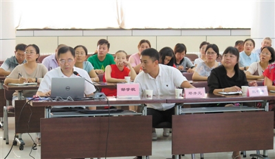 <p>　　今年7月，中国工程院院士邹学校（第一排左一）在宁夏农林科学院作报告。</p><p>　　（图片由受访者提供）</p>