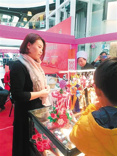 <p>　　“心之帆”手工艺制作培训中心的产品在展会上亮相。</p>