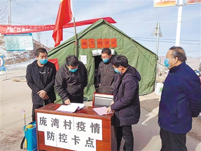 <p>　　高士平（左一）和村上党员干部在执勤。　　　　　　　　　（图片由受访者提供）</p>