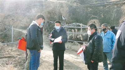 <p>　　彭阳县林草部门对当地野生动物人工繁育场所进行排查。</p><p>　　（图片由自治区林草局提供）</p>