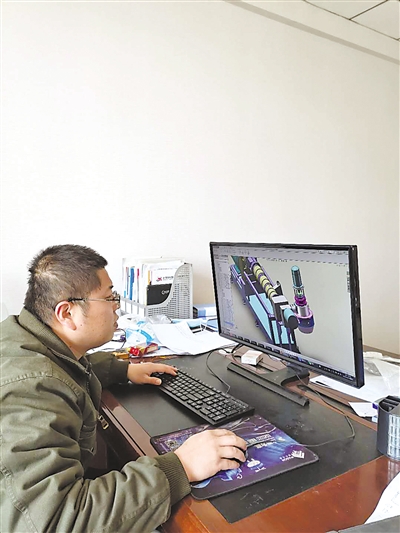 <p>　　宁夏鼎盛阳光环保科技有限公司研发人员正在优化设计方案。</p>