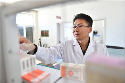 <p>　　马玉鹏盘点村卫生室药品。本报记者　王鼎　摄　　</p>