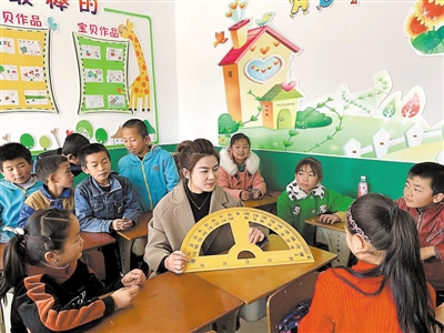 <p>　　刘红在课后为学生讲解圆规知识。</p>