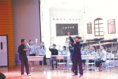 <p>　　同学们在历史剧展演中。</p>