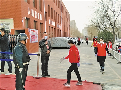 <p>　　兴庆区第六小学湖滨分校老师模拟学生入校场景，在安全员的指挥下有序入校。本报记者　马　越　摄　　</p>