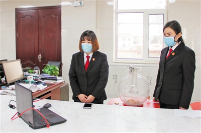 <p>　　银川市中级人民法院诉讼服务中心通过互联网远程视频系统公开摇号选定鉴定机构。</p>
