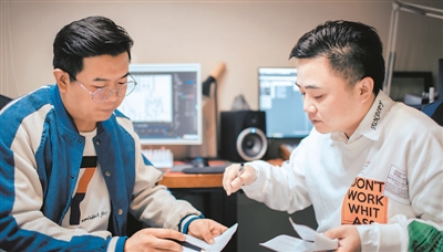 <p>　　作者在交流创作思路。		本报记者　王刚　摄</p>