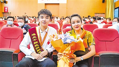 <p>　　马欢（左）。　　　　　　　　　　　　　　　　　（图片由受访者提供）</p>