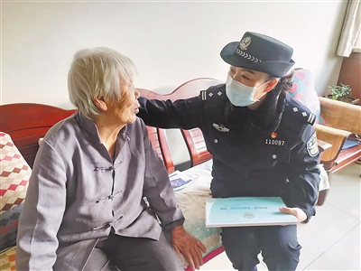 刘谊到辖区居民家中走访。
