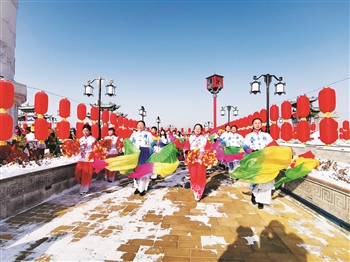 盐池城墙上扭秧歌。