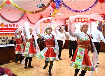     我们跳起舞，喜迎幸福年。