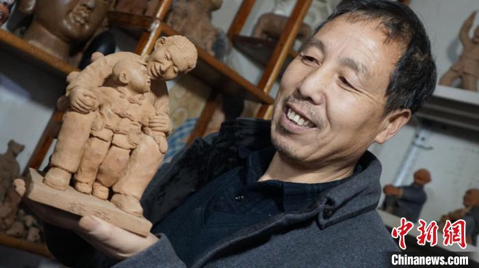 甘肃泥塑艺人修“触手成像”绝技四十载定格“母子情深”