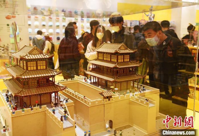 图为耗时800个小时，使用165000块乐高颗粒搭建的嘉峪关3D模型。　杨艳敏 摄